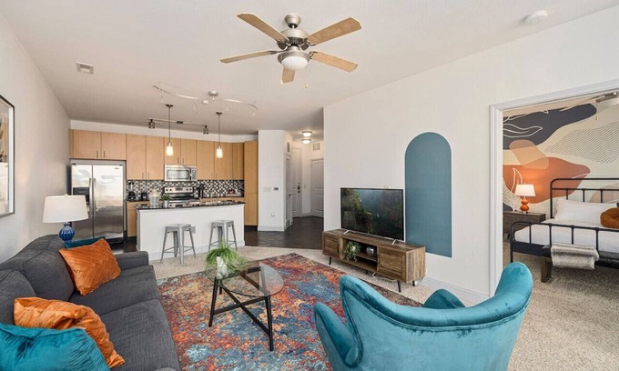 Second Ward Apartment | Near Restaurants & Bars ★ Gym ★ Light Rail Access