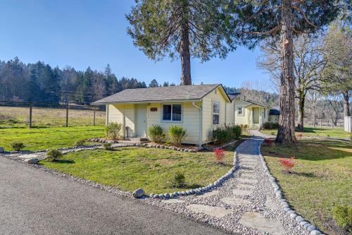 Murphy Apartment | Near Rivers and Trails Cabin in Rural Grants Pass