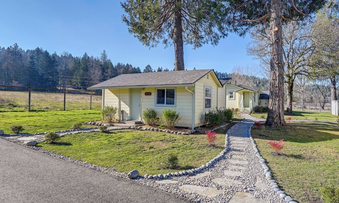 Murphy Apartment | Near Rivers & Trails: Cabin in Rural Grants Pass