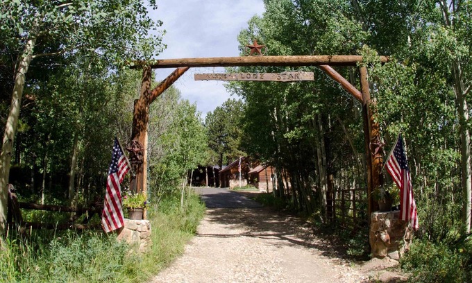 Allenspark House | Near RMNP Estes Park Hike, family time, pet friendly