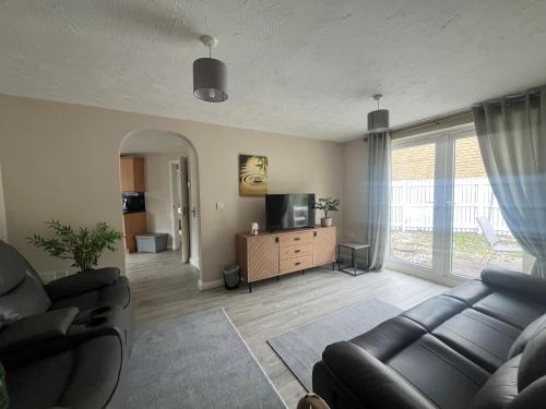 Bingley House | Near Saltaire, Bingley, Beautiful & Spacious, Entire 2-Bed House, Kitchen, Washer Dryer, Parking & Garden