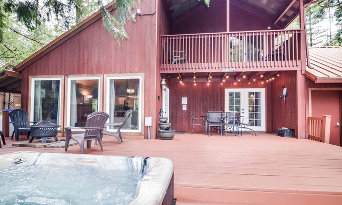 Mount Hood Village Cabin | Near Sandy River~ Hot Tub, King Bed, XBOX, Game Room, BBQ, Family Friendly