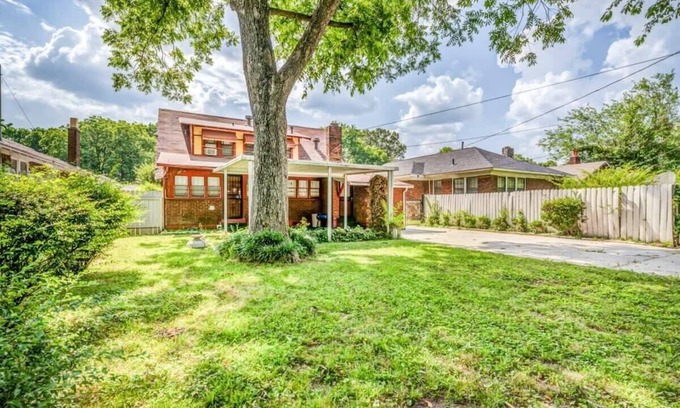 Vollintine-Evergreen House | Near Shopping & Dining- Magic in Midtown- Unit B