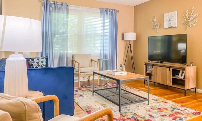 Madison House | Near Space Center- Mahan Splashdown