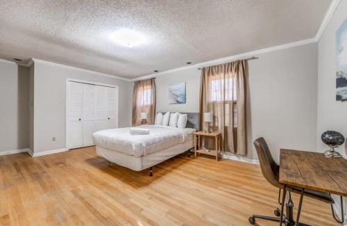 Whitehaven House | Near the Airport and Graceland Holmesdale Hideout