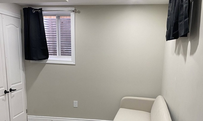 Clearview House | Near to QEW and 20 min drive from downtown Toronto. Near to park and beaches.