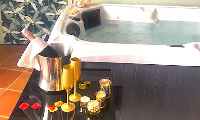 Verfeil Apartment | NEAR TOULOUSE LOVE ROOM ROMANTIC LOFT WITH PRIVATE SPA AND POOL