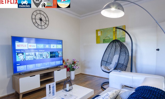 Wollongong CBD House | ⭐Near train station sleeps 10 w/t parking,75 inch TV, Netflix,Electric Bed & AC