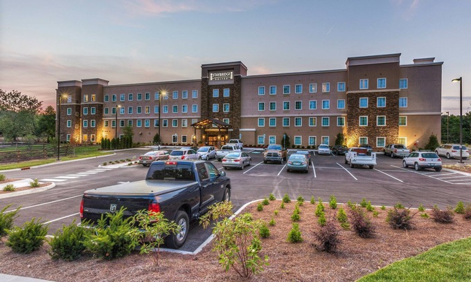 Farragut Condo | Near Turkey Creek Shopping District! Shared Outdoor Pool + 24h Business Center
