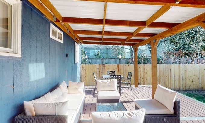Eugene House | NEAR U OF O- NEW RENO- SLPS 8- KID/PET OK- FENCED YD