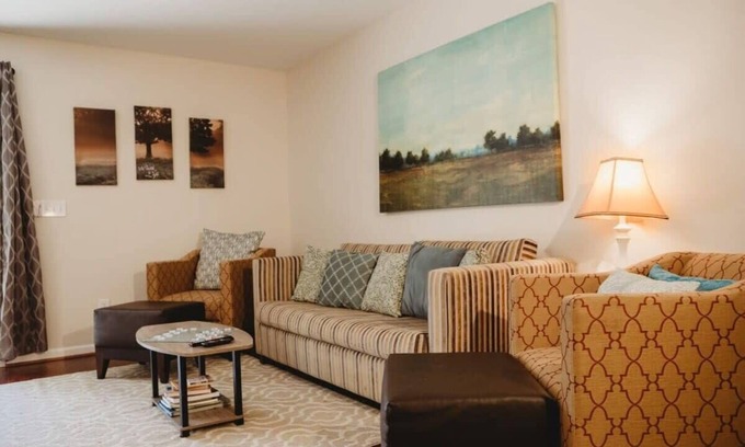 Columbia House | Near USC&Base w/Screened Porch - The Lucky Charm