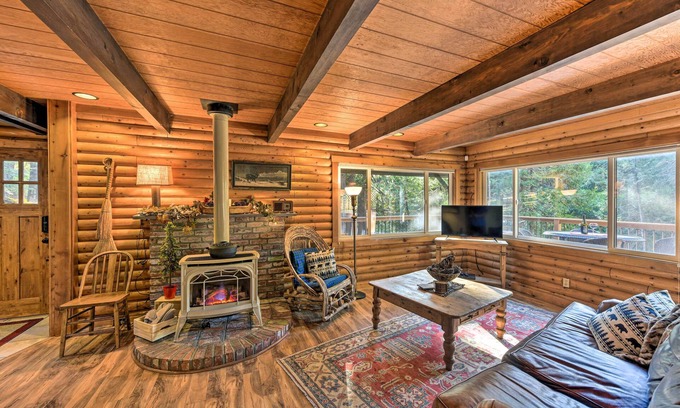 Pollock Pines Cabin | Near Vineyards: Cabin w/Hot Tub in Pollock Pines!
