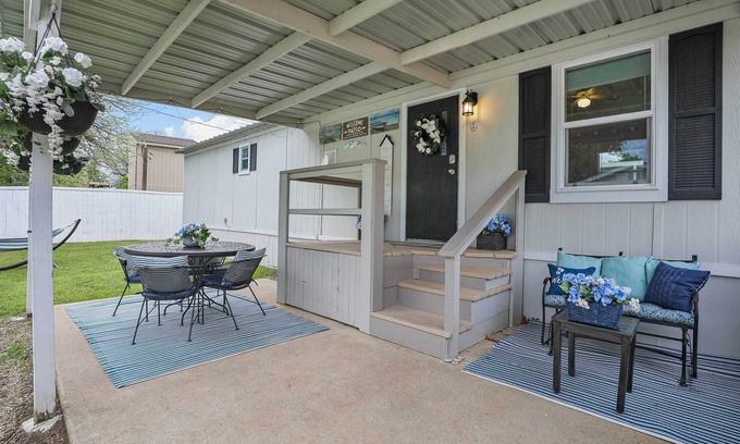 Lake Dallas House | Near Water: Lake Dallas Home w/Furnished Patio!