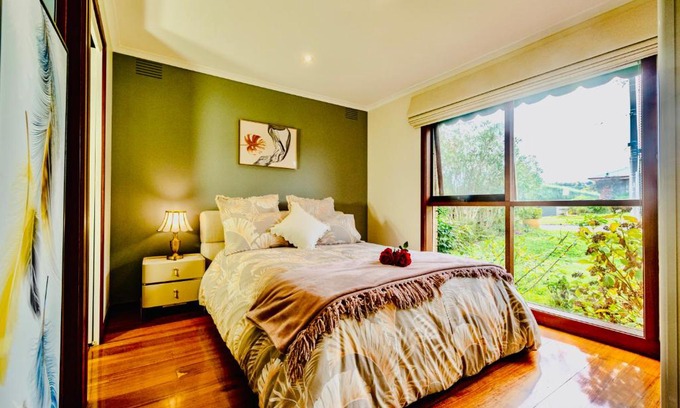 Mooroolbark House | Near Yarra Valley, Dandenong Ranges and Healesville Sanctuary House with Two beds
