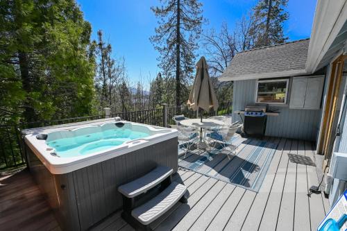 Bass Lake House | Near Yosemite Bass Lake Cabin with Hot Tub, Lake View, Pet Friendly