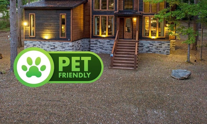 Golden Cabin | Nearby cabin in Broken Bow-2 bdr/21/2 bath w/hot tub