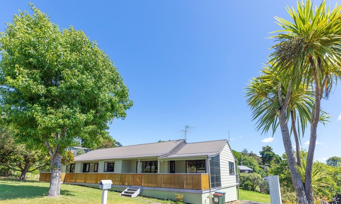 Ostend House | Nearby Vineyards & Beaches, Very Central and close to Local Amenities