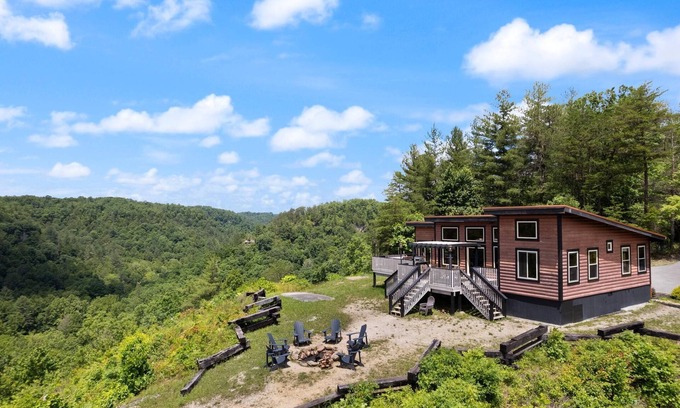 Campton Cabin | Nearly 360 degree Mountain View! Private setting, Big Hot Tub, Wi-Fi, Gas Grill