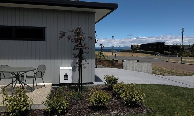 Wharewaka Apartment | "Nearly lakefront" in Wharewaka, Taupo. Cosy apartment 5 minutes walk to lake.