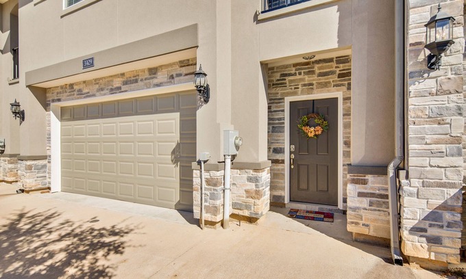 Wellborn House | Neat, elegant townhome for your stay in College Station