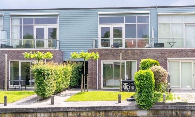 Oude-Tonge House | Neat island house with beautiful view, for larger groups, it is ideal to rent in combination with th