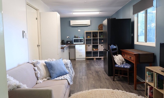 Humpty Doo Cottage | Neat, tidy, private one bedroom cottage retreat in Humpty Doo