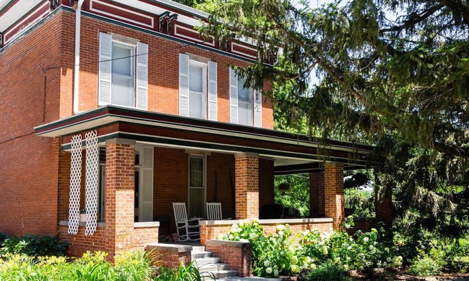 Nebraska City Bed & Breakfast | Nebraska City 1878 Modern Farmhouse w/6 acres! Hot tub, fire pit, pet-friendly!
