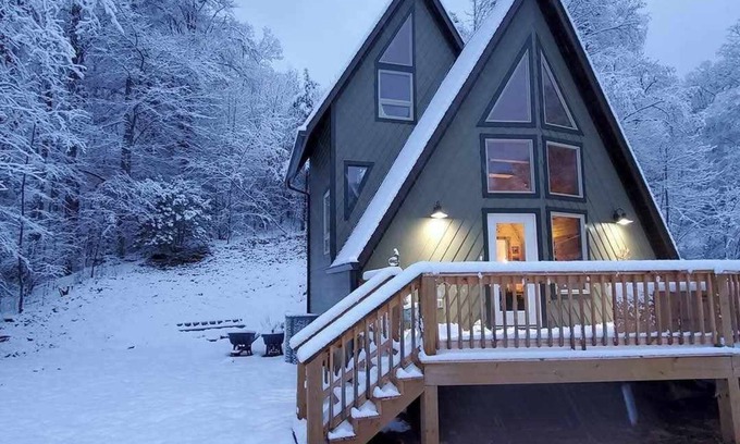 Whittier Cabin | Need a Romantic Getaway? Hot Tub, Close to Polar Express, Casino and WCU Dogs OK