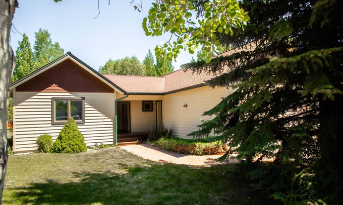 Jackson House | Neighborhood Home In-town Convenience w Jackson Hole Property Management