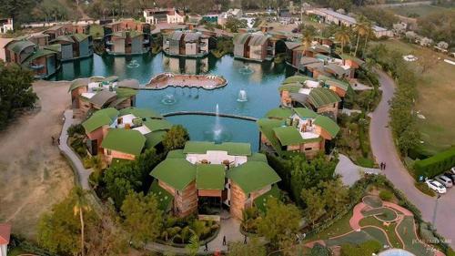 Petlad Hotel | Neonz Resort & Club