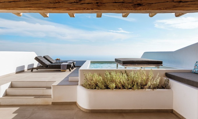 Imerovigli Hotel | NĒRO Light-Filled Suites