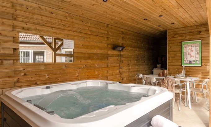 Westende House | NEST 25 - Beautiful Villa with Garden and Jacuzzi near the beach