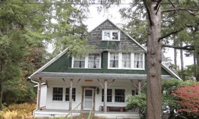 Eagles Mere Cottage | Nestle in this classic "Birchwood" Cottage Eagles Mere.