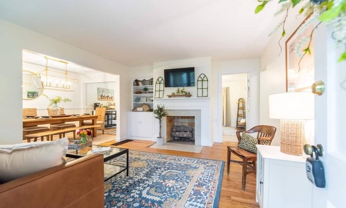 Harrodsburg House | Nestled amongst the site of Old Graham Springs is where you will find The Blue Cottage