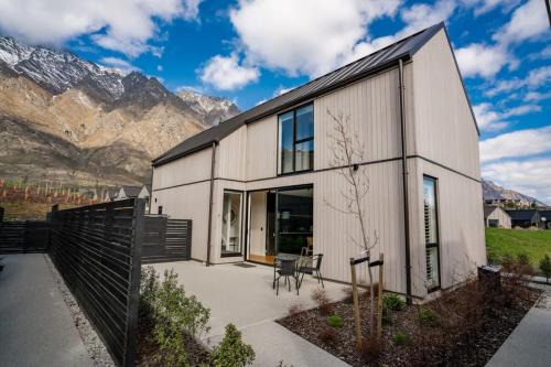 Jacks Point House | Nestled below the Remarkables
