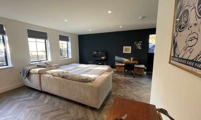 Coombe Hill Apartment | Nestled in a grand private estate, near woodlands, easy access London