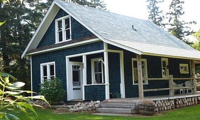 Division No. 7 Cabin | Nestled in the Pines