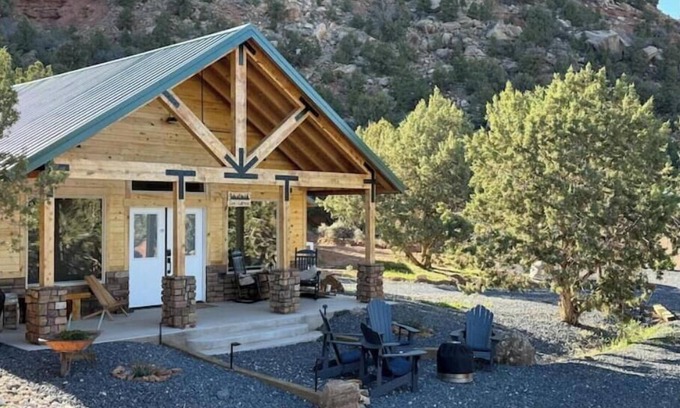 Apple Valley House | Nestled in Nature Zion’s Gateway-Jacuzzi Suite