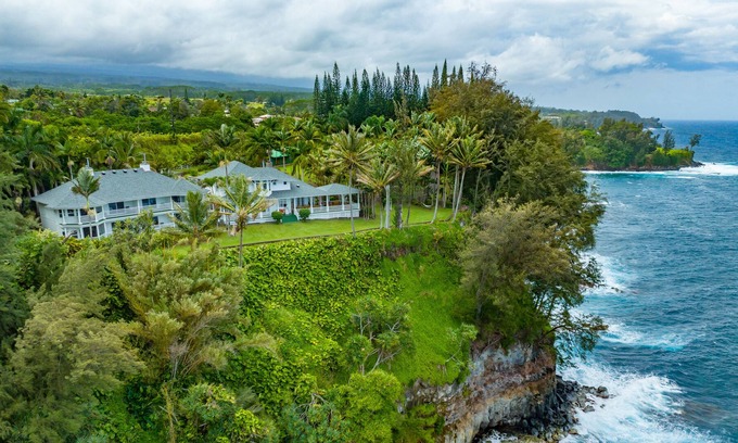 Honomu House | Nestled on 3.5 acres of gorgeous oceanfront property with panoramic ocean views.