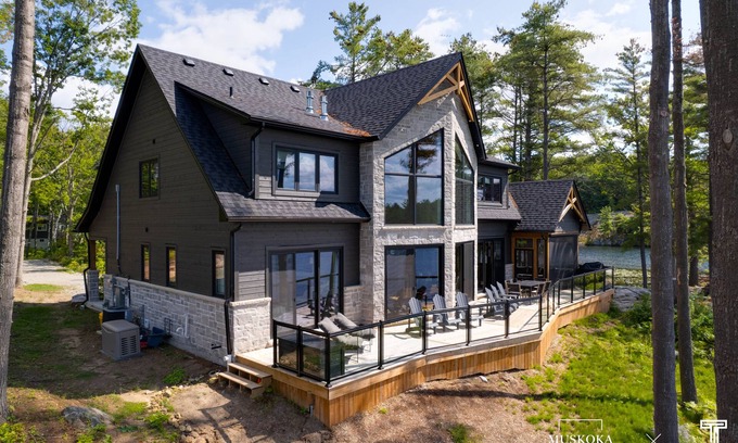 Georgian Bay House | Nestled on the picturesque shores of Gloucester Pool.