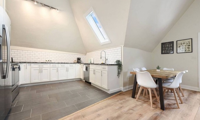 Point Breeze North Apartment | Netflix+FREE Parking Near Hospitals|Food|Shopping