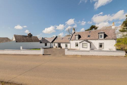 Newmilns House | Nether Newton - Sleeps 12, Hottub, Sauna, Private Garden