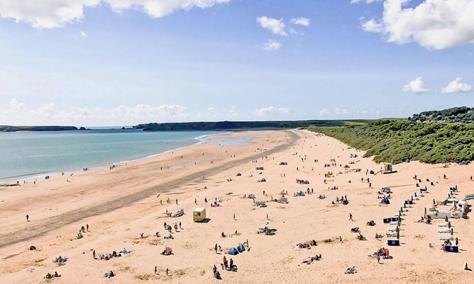 Pembroke House | Nethercote, Holiday Property Freshwater East, Sleeps 10, 5 bedrooms, bathrooms