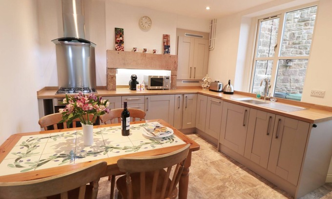 Crich Cottage | NETHERLEA COTTAGE, pet friendly, with a garden in Holloway
