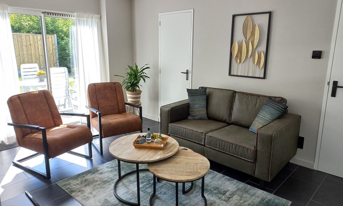 Bruinisse House | Nette vakantie woning met tuin en terrassen midden in het dorp