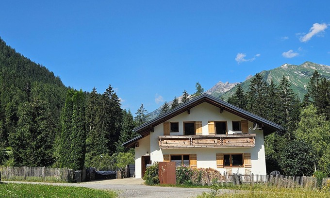 Bach Apartment | Neu! Ferienwohnung Alpenblume für 2 Personen mit Terrasse und überdachtem Balkon
