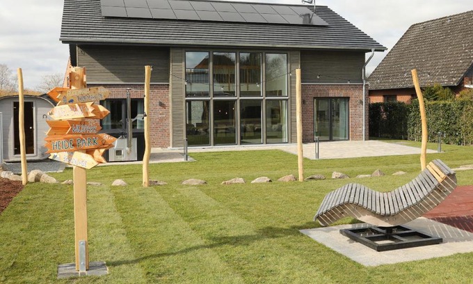 Dorfmark Villa | NEU Villa Heidetraum, 20 Gaeste, Sauna, Pool