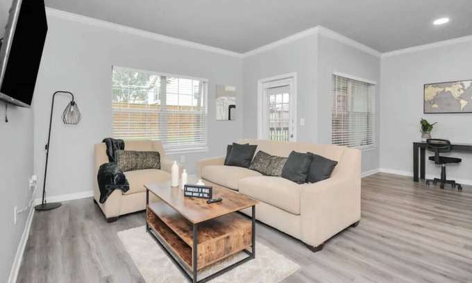 Central Southwest Apartment | Neutral Comfort-1 Bedroom Apt Near Downtown, Med Center, & NRG- Gym- Pool