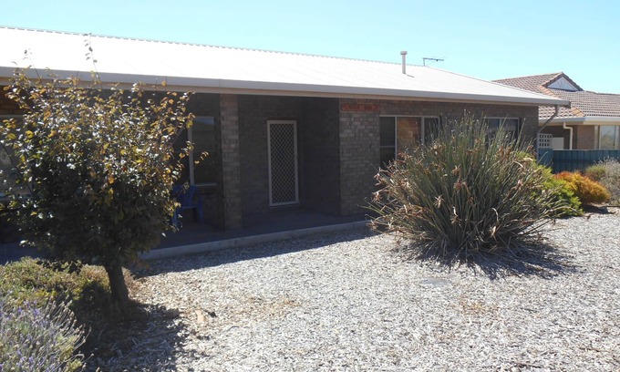 Ardrossan House | Nevah Barc ~ Short walk to shops and jetty!