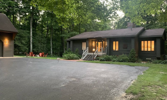 Bellaire House | Never too early to think about Fall golf or a leaf 🍂 tour. Private double lot!